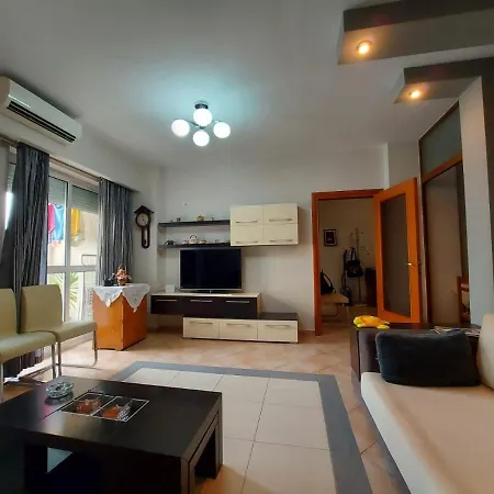 Cozy 1-bedroom Near The Center Of Tirana. アパート ティラナ