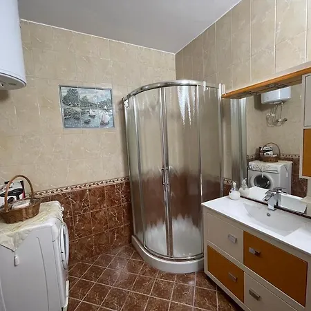 Lejlighed Cozy 1-bedroom Near The Center Of Tirana.